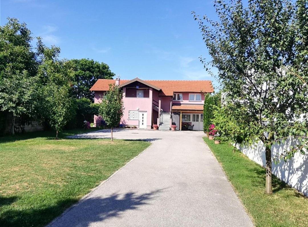Guest House Lucija Buzin Eksteriør bilde